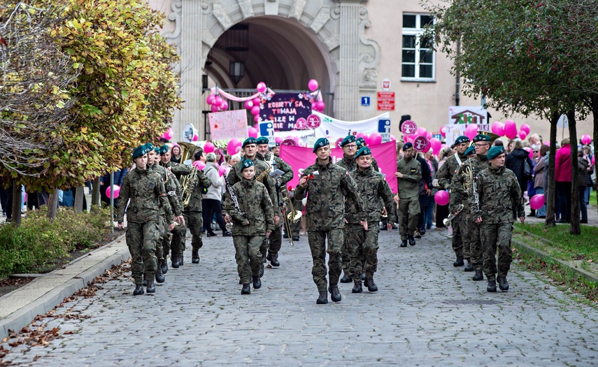 Z miłością do życia przeszli przez miasto zdjęcie nr 355257 Z miłością do życia przeszli przez miasto zdjęcie nr 355257