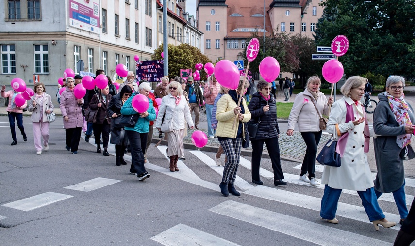 Z miłością do życia przeszli przez miasto zdjęcie nr 355279 Z miłością do życia przeszli przez miasto zdjęcie nr 355279