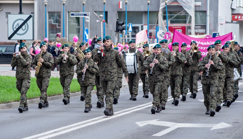 Z miłością do życia przeszli przez miasto zdjęcie nr 355289 Z miłością do życia przeszli przez miasto zdjęcie nr 355289
