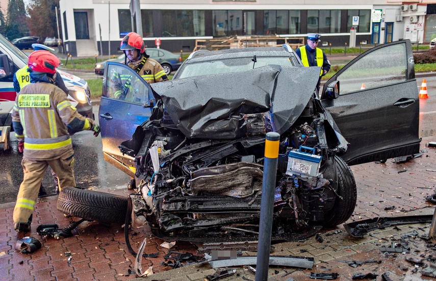 Zasłabł i wjechał w zaparkowanie auta zdjęcie nr 355561 Zasłabł i wjechał w zaparkowanie auta zdjęcie nr 355561