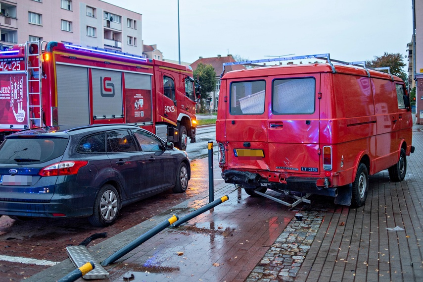 Zasłabł i wjechał w zaparkowanie auta zdjęcie nr 355555 Zasłabł i wjechał w zaparkowanie auta zdjęcie nr 355555