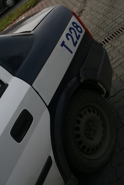 Golfem w policyjny radiowóz zdjęcie nr 28926