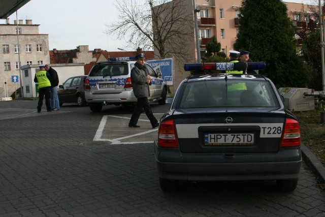 Golfem w policyjny radiowóz zdjęcie nr 28928