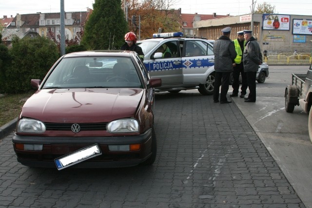 Golfem w policyjny radiowóz zdjęcie nr 28929