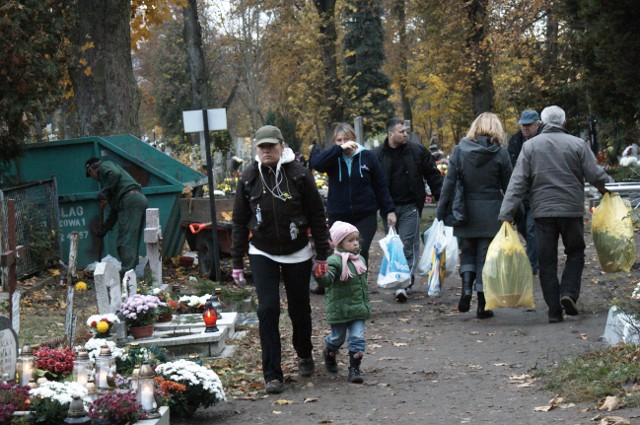 Sobotnie przygotowania do Święta Wszystkich Świętych zdjęcie nr 28981