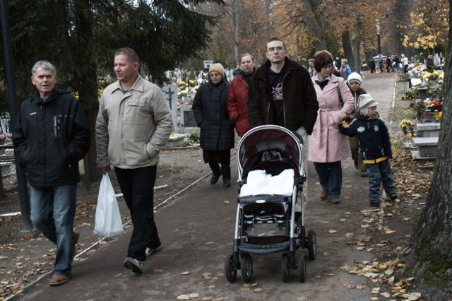 Sobotnie przygotowania do Święta Wszystkich Świętych zdjęcie nr 28973