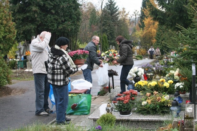 Sobotnie przygotowania do Święta Wszystkich Świętych zdjęcie nr 28943