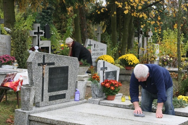 Sobotnie przygotowania do Święta Wszystkich Świętych zdjęcie nr 28937