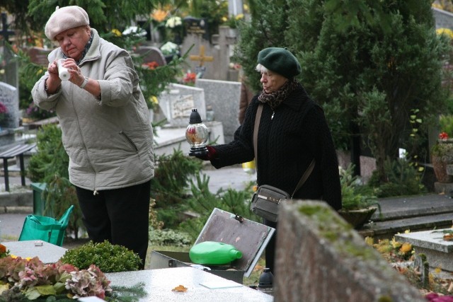 Sobotnie przygotowania do Święta Wszystkich Świętych zdjęcie nr 28935