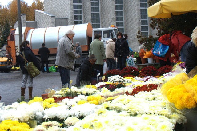 Sobotnie przygotowania do Święta Wszystkich Świętych zdjęcie nr 28955