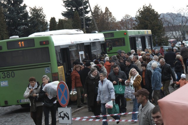 Sobotnie przygotowania do Święta Wszystkich Świętych zdjęcie nr 28938