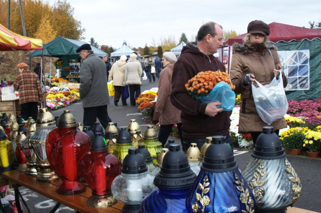 Sobotnie przygotowania do Święta Wszystkich Świętych zdjęcie nr 28957