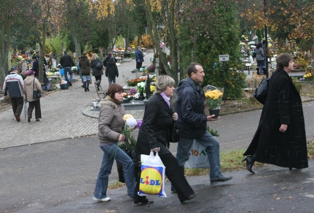 Sobotnie przygotowania do Święta Wszystkich Świętych zdjęcie nr 28947
