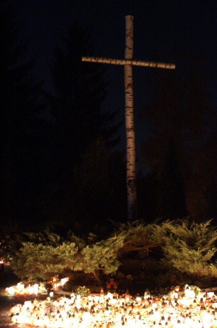 Święto Wszystkich Świętych - cmentarze po zmroku. zdjęcie nr 29034