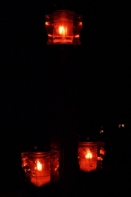 Święto Wszystkich Świętych - cmentarze po zmroku. zdjęcie nr 29022