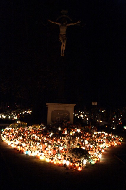 Święto Wszystkich Świętych - cmentarze po zmroku. zdjęcie nr 29032