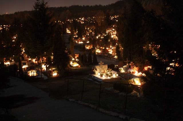 Święto Wszystkich Świętych - cmentarze po zmroku. zdjęcie nr 29015