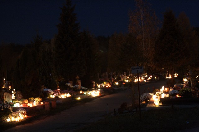 Święto Wszystkich Świętych - cmentarze po zmroku. zdjęcie nr 29021