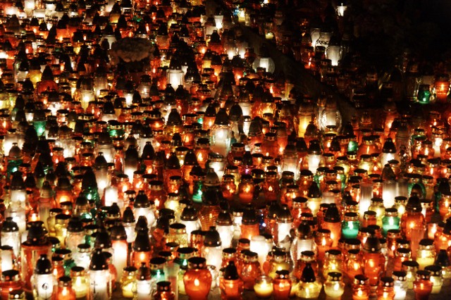 Święto Wszystkich Świętych - cmentarze po zmroku. zdjęcie nr 29026