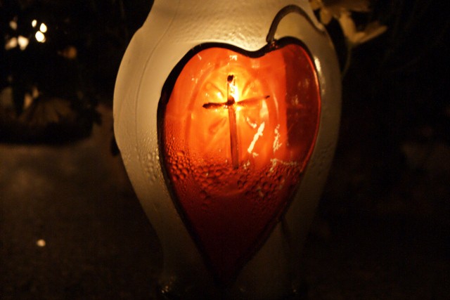 Święto Wszystkich Świętych - cmentarze po zmroku. zdjęcie nr 29024