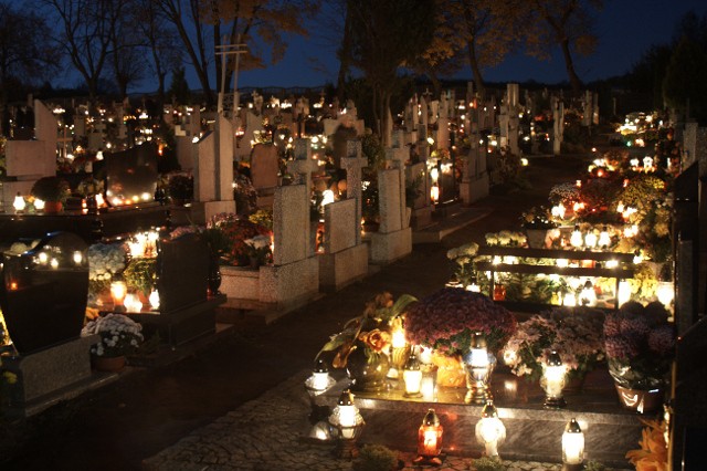 Święto Wszystkich Świętych - cmentarze po zmroku. zdjęcie nr 29017