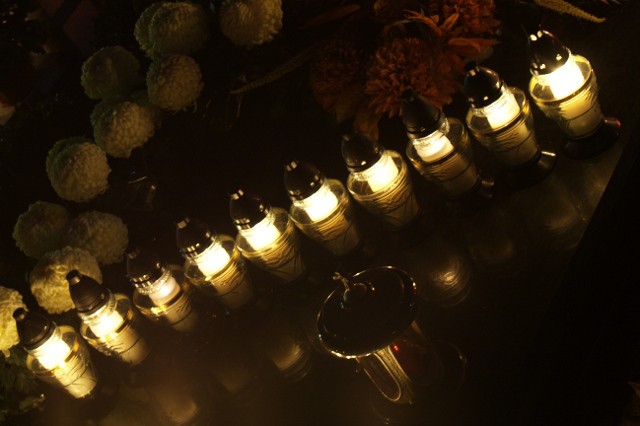 Święto Wszystkich Świętych - cmentarze po zmroku. zdjęcie nr 29016