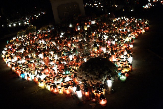 Święto Wszystkich Świętych - cmentarze po zmroku. zdjęcie nr 29033