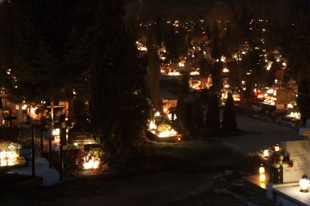 Święto Wszystkich Świętych - cmentarze po zmroku. zdjęcie nr 29028