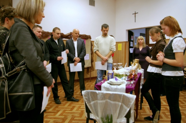 Jury przysłuchuje się prezentacji stołu autorstwa Karoliny Kołodziejskiej i Kingi Tajak.