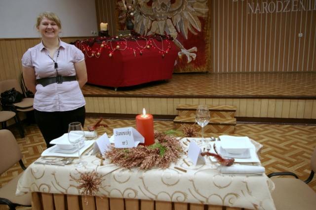 Zza stołu swojego autorstwa uśmiecha się Joanna Jędraszyk: – Kluczowym kolorem w mojej dekoracji jest stare