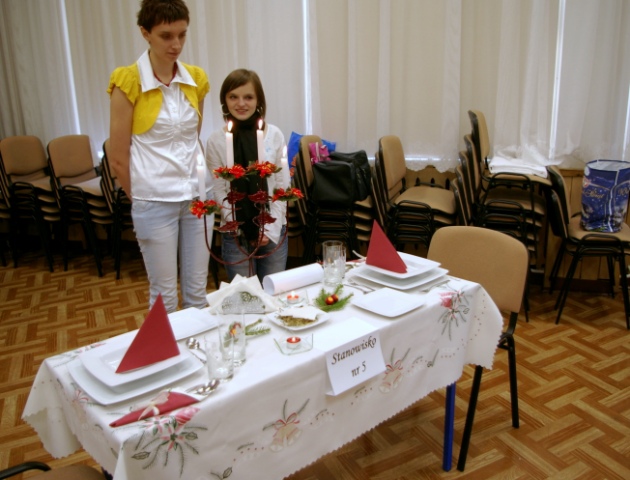Natalia Stepnowska i Lidia Piróg przy stole udekorowanym wg swojego pomysłu: – Zastosowałyśmy kolorystykę