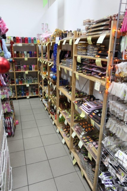 Kosmetyki, perfumy, pudry, cienie.