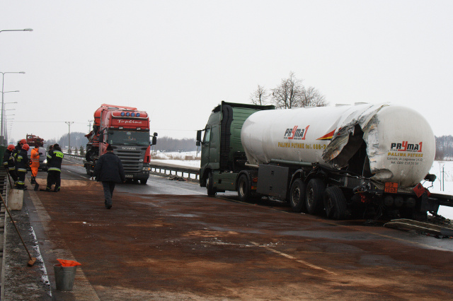 Zderzenie ciężarówki z cysterną zdjęcie nr 31767