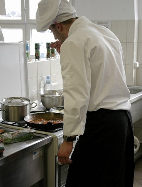 Jeden z uczestników podczas przygotowywania konkursowego dania