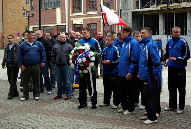 Piłkarze i kibice w hołdzie ofiarom katastrofy zdjęcie nr 33611