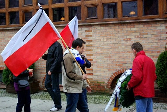 Piłkarze i kibice w hołdzie ofiarom katastrofy zdjęcie nr 33613