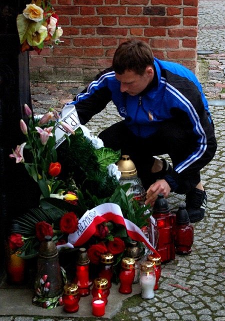 Elbląg Piłkarze i kibice w hołdzie ofiarom katastrofy