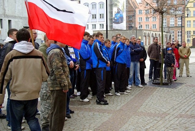 Piłkarze i kibice w hołdzie ofiarom katastrofy zdjęcie nr 33618