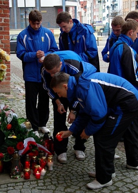 Piłkarze i kibice w hołdzie ofiarom katastrofy zdjęcie nr 33617