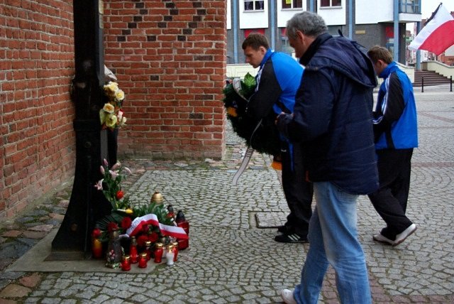 Piłkarze i kibice w hołdzie ofiarom katastrofy zdjęcie nr 33615