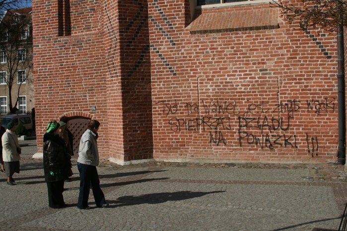 Zbeszczeszczone mury Katedry św. Mikołaja zdjęcie nr 33786