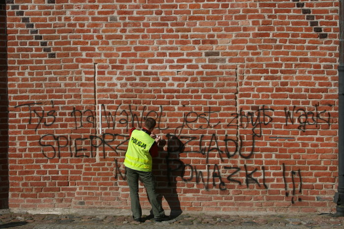 Zbeszczeszczone mury Katedry św. Mikołaja zdjęcie nr 33784