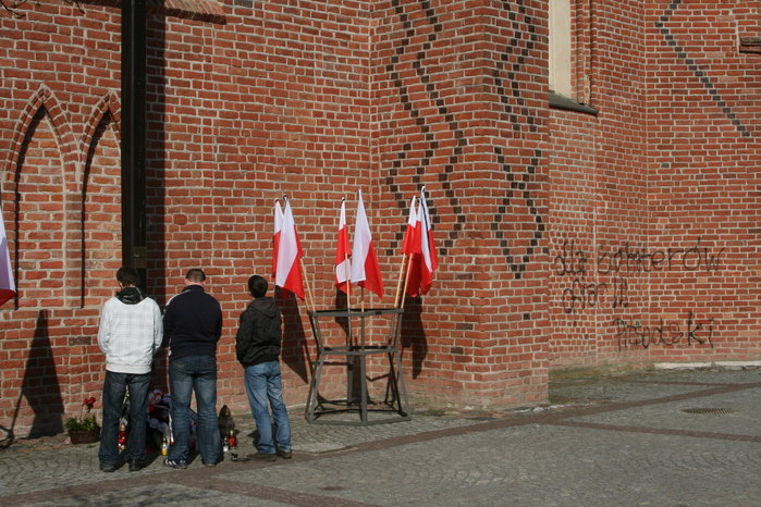 Zbeszczeszczone mury Katedry św. Mikołaja zdjęcie nr 33783