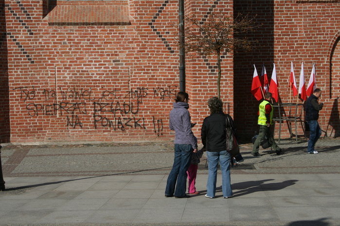 Zbeszczeszczone mury Katedry św. Mikołaja zdjęcie nr 33787