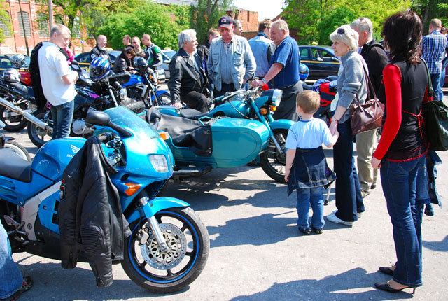 Motocykliści w Domu Dziecka zdjęcie nr 35574