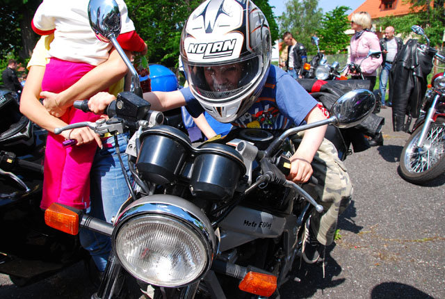 Motocykliści w Domu Dziecka zdjęcie nr 35590