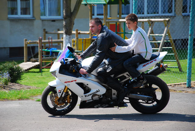 Motocykliści w Domu Dziecka zdjęcie nr 35600