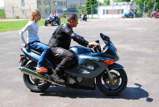 Motocykliści w Domu Dziecka zdjęcie nr 35596