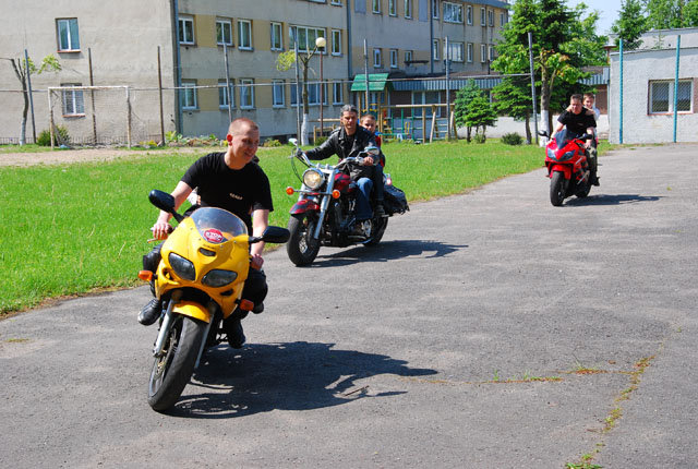 Motocykliści w Domu Dziecka zdjęcie nr 35595