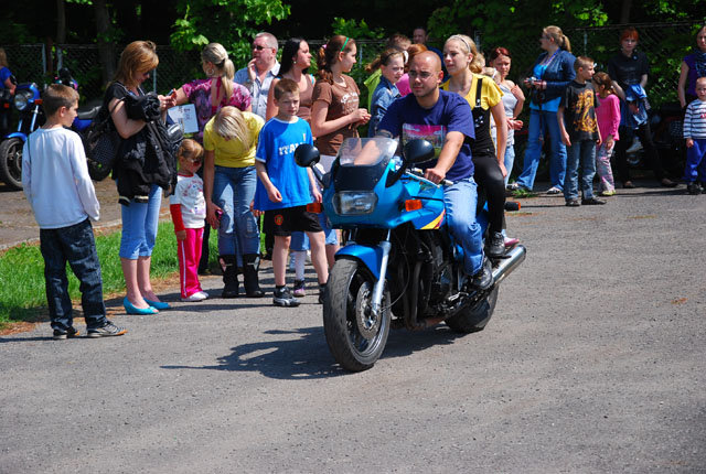 Motocykliści w Domu Dziecka zdjęcie nr 35602